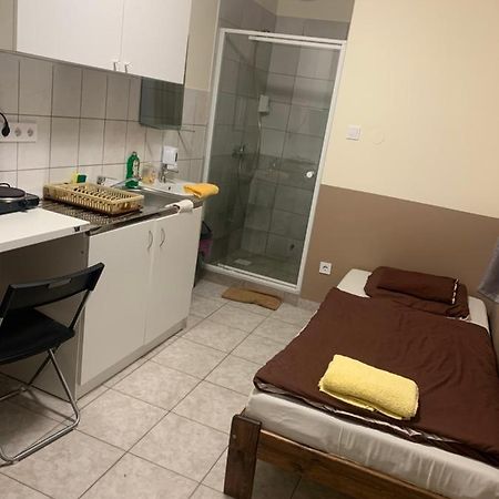 Center Panzio Apartment Vecses Bagian luar foto