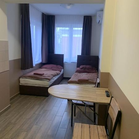 Center Panzio Apartment Vecses Bagian luar foto