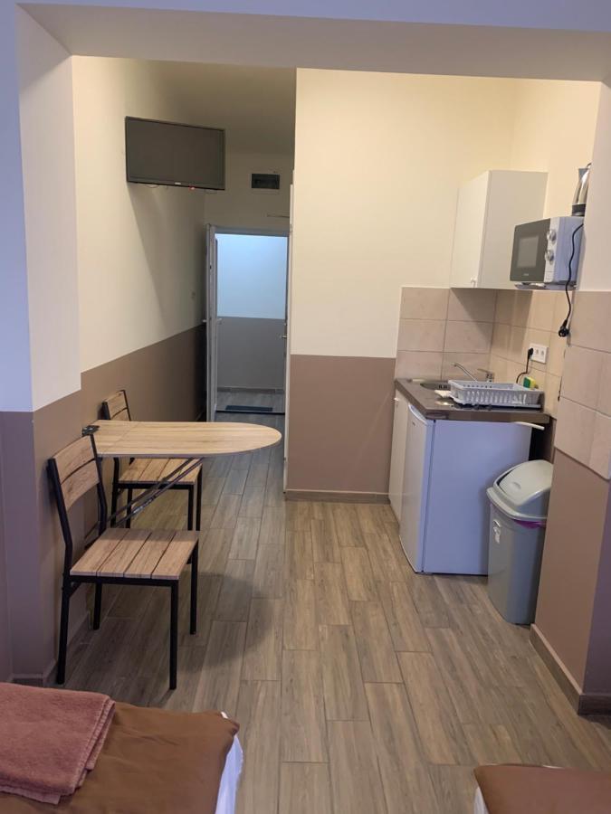 Center Panzio Apartment Vecses Bagian luar foto