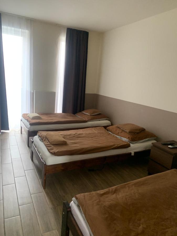 Center Panzio Apartment Vecses Bagian luar foto